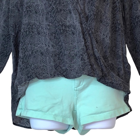 Splendid Blouse Faux Wrap Python Top V-Neck Gray Hi-Lo - Picture 8 of 11